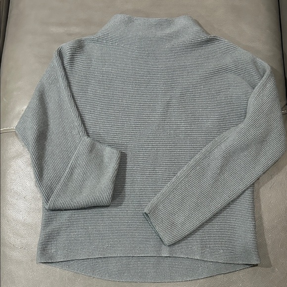 Vince Sweaters - Vince Gray Ribbed mock neck Women's Sweater, size M. EUC. Wool/cashmere